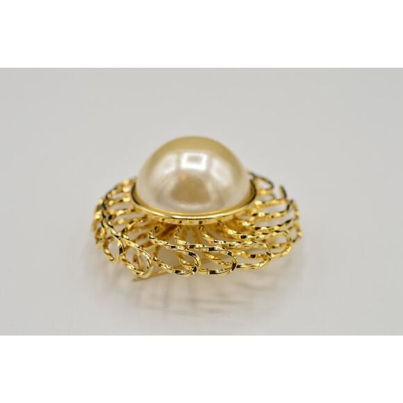 Vintage Pin Brooch Gold Tone Large Pearl 3D Round Chunky Filigree 1980s BinV - Picture 8 of 10